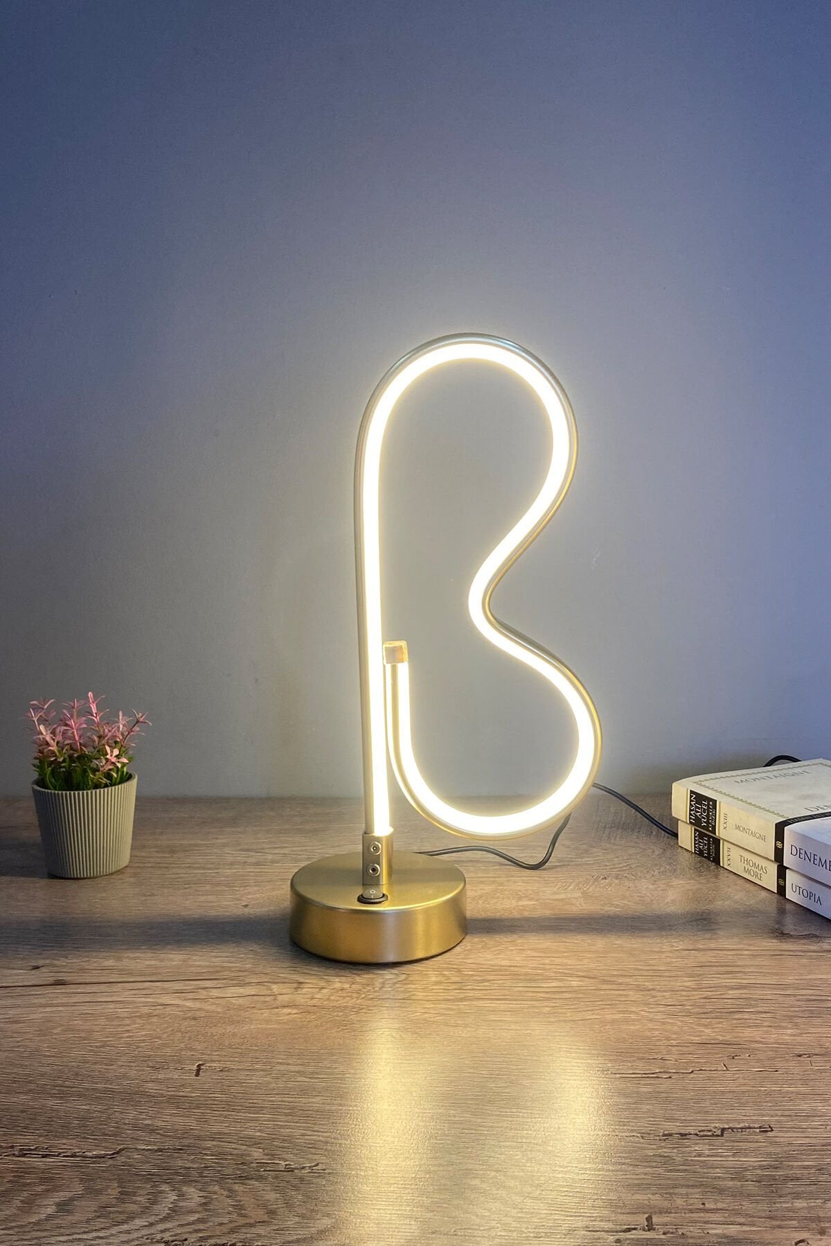 B Harfli Modern Günışığı Ledli Masa Lambası Abajur
