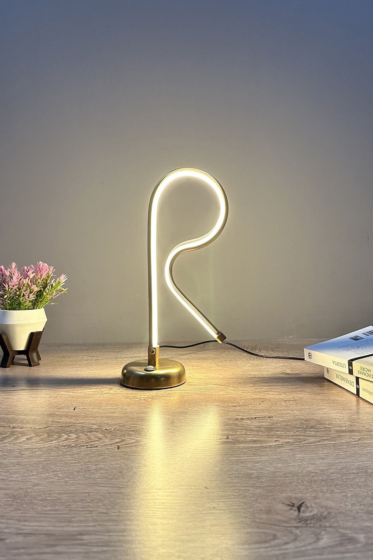 R Harfli Modern Günışığı Ledli Masa Lambası Abajur